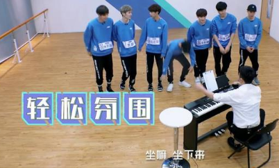 《偶像練習(xí)生》李榮浩教導(dǎo)學(xué)員做自己！張藝興親自示范動作！蔡徐 1