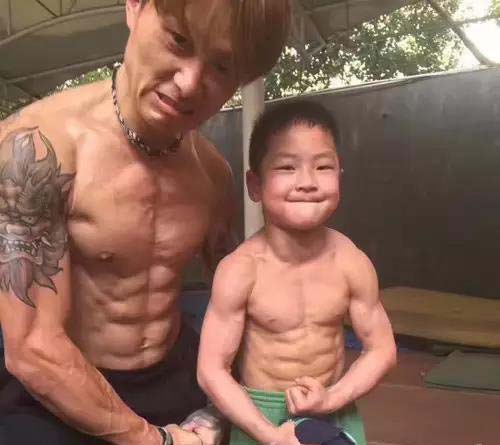 7歲半就有8塊腹肌 男孩秒殺眾多肌肉男 2