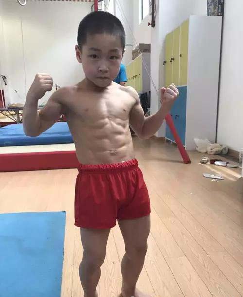 7歲半就有8塊腹肌 男孩秒殺眾多肌肉男 6