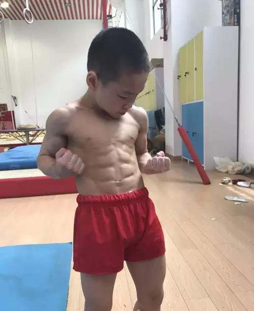 7歲半就有8塊腹肌 男孩秒殺眾多肌肉男 5