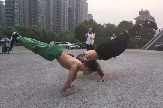 7歲半就有8塊腹肌 男孩秒殺眾多肌肉男 3