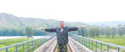 泥石流淹沒京源鐵路 農(nóng)民冒死攔停火車避免事故 1