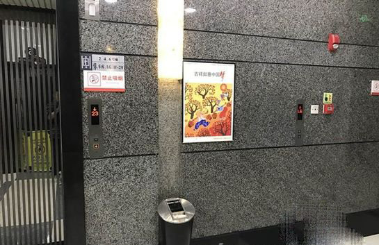 重慶一寫字樓現奇葩電梯 有按鈕沒有電梯門這是什么鬼 1