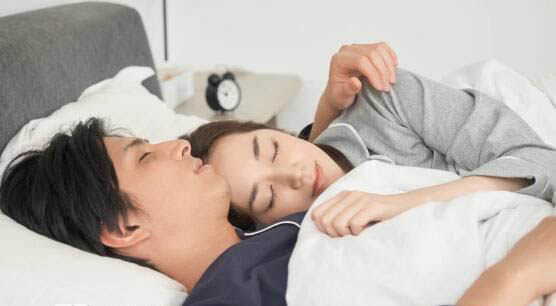 給你枕手臂的男人心理暗示 身體是不會撒謊的 3
