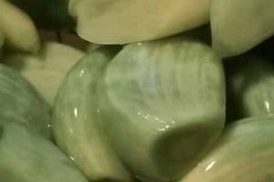 臘八蒜不綠能吃嗎 臘八蒜不綠還能補救嗎