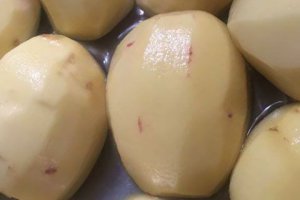 土豆削皮后有點(diǎn)綠色還能吃嗎 土豆削皮后淡綠色能吃嗎