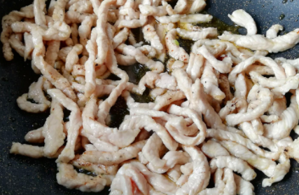 炒肉絲的做法 炒肉絲要熱鍋冷油嗎 2