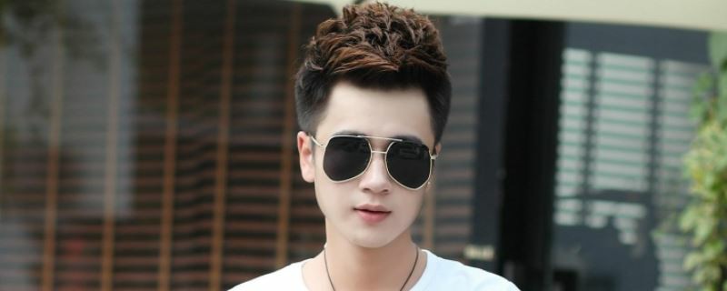 適合小圓臉男生的發(fā)型 2
