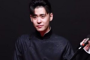 張?jiān)评诪檎l跳的樓