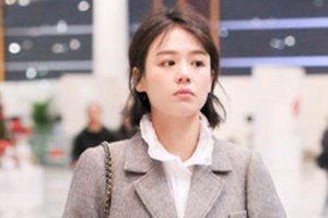 灰色大衣配什么褲子和鞋子