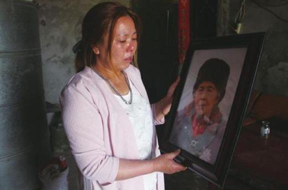 出殯的時候遺像一般誰拿 親人遺像放在哪里最好 1