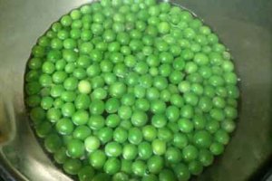 炒青豆要用水先煮嗎 青豆焯水時需放鹽嗎