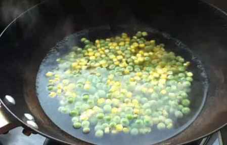 炒青豆要用水先煮嗎 青豆焯水時(shí)需放鹽嗎 2
