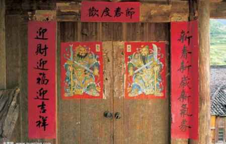 門神對聯可以貼在一個大門 貼春聯和門神的習俗由來 3