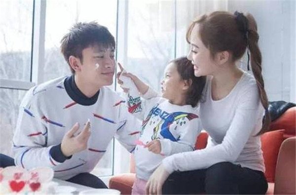 李小璐和賈乃亮真的復(fù)婚了嗎?姐弟戀最終走向陌路 1