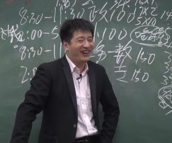 張雪峰是不是研究生學歷 憑借個人演講魅力出圈 2
