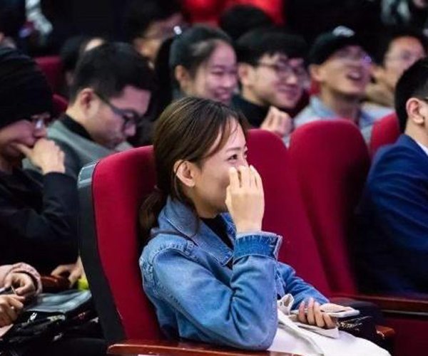 張雪峰是不是研究生學歷 憑借個人演講魅力出圈 3