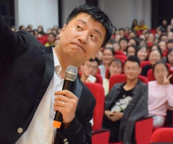 張雪峰是不是研究生學歷 憑借個人演講魅力出圈 4